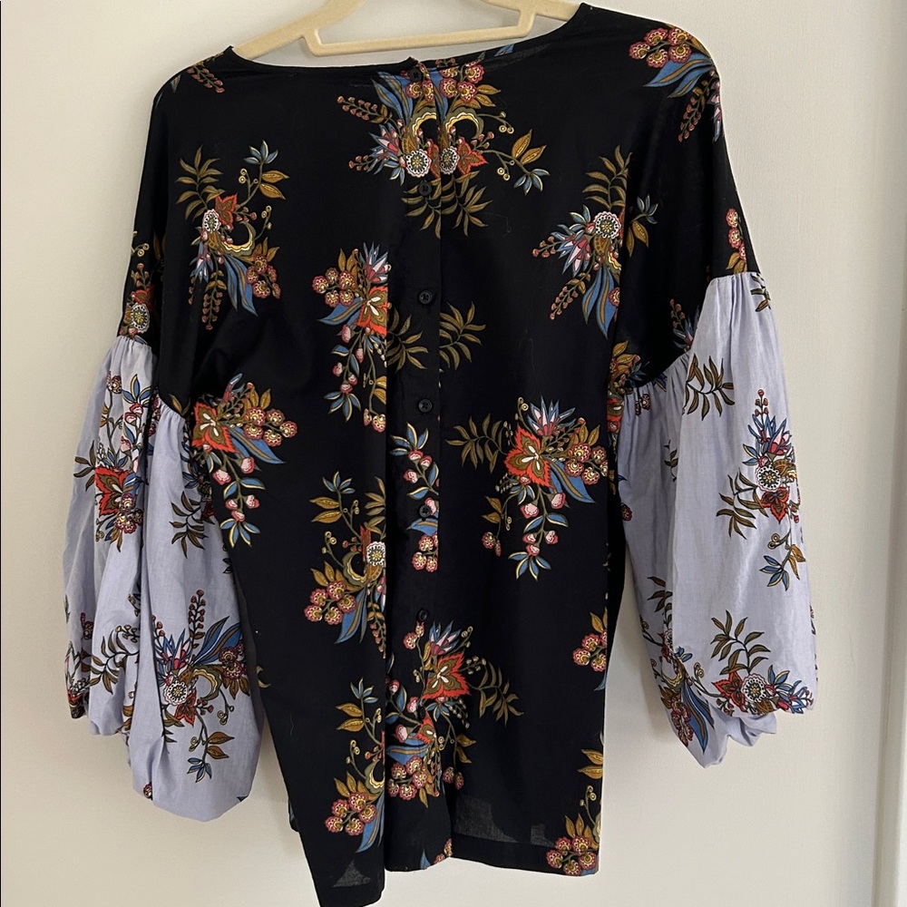 LOFT Black Floral Blouse with Puff Sleeves - Picture 5 of 9
